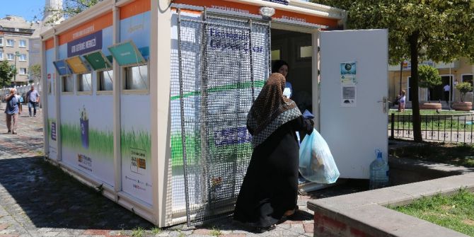 Zeytinburnu’nda vatandaşlar ekmeğini çöpten çıkarıyor