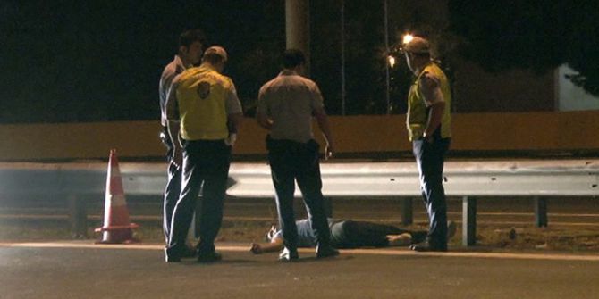 Bariyerlere çarptı, kazayı yara almadan atlattı, otoyolun ortasında sızdı