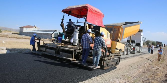Ağırnas mahallesi ile Sivas yolunu birbirine bağlayan yolda asfaltlama çalışması