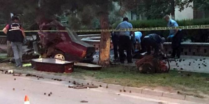İkiye bölünen araçta feci şekilde can verdiler