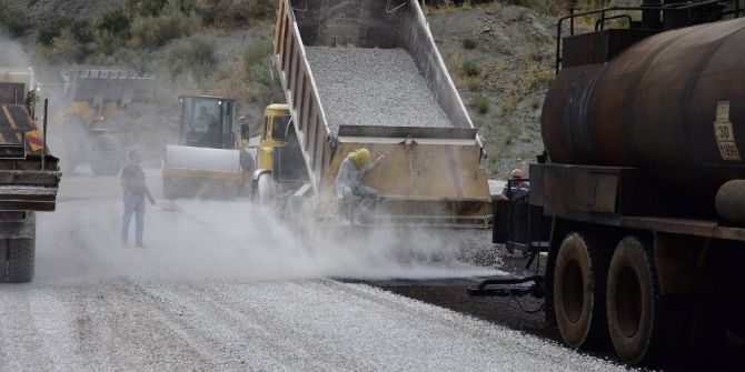 Manisa’da bozuk yollar onarılıyor