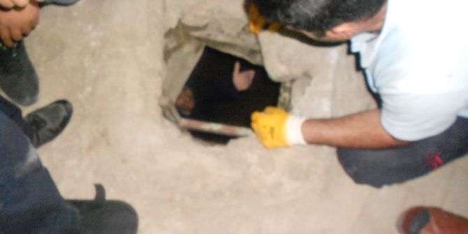 Çareyi, fosseptik çukuruna girmekte buldu