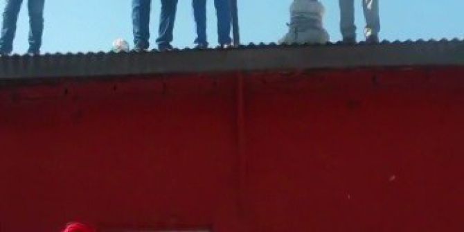 Gelin çıkarma merasiminde tabancalarla havaya ateş açan 2 genç tepki topladı