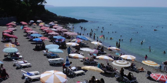 Sıcaktan bunalan vatandaşlar plajlara akın etti