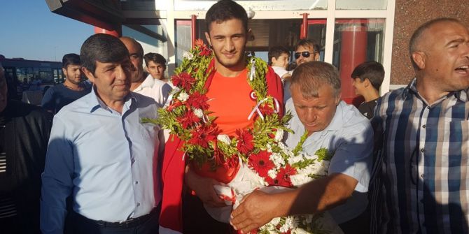 Milli Güreşçi Çiftçi’ye coşkulu karşılama