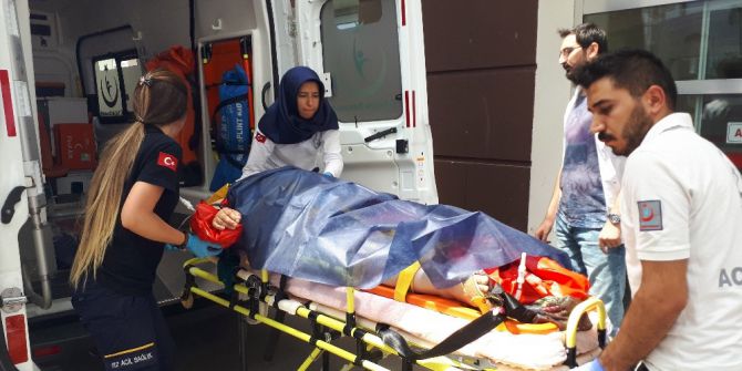 Kamyonet ile otomobil çarpıştı: 1’i ağır 7 yaralı