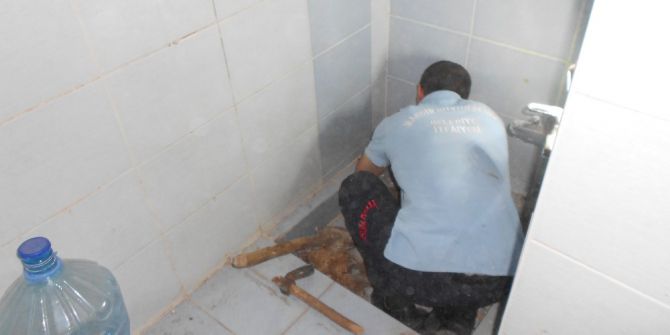 Lavabo borusunda mahsur kalan kediyi itfaiye kurtardı