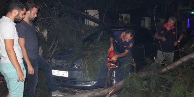 İtfaiye ekipleri sabaha kadar enkaz temizledi