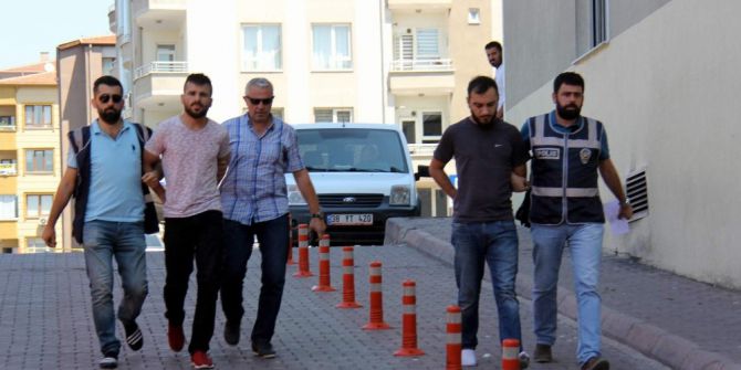Polis otosuna çarpıp, polise ateş ederek kaçan zanlılardan biri, sağlık kontrolüne çıplak ayakla geldi