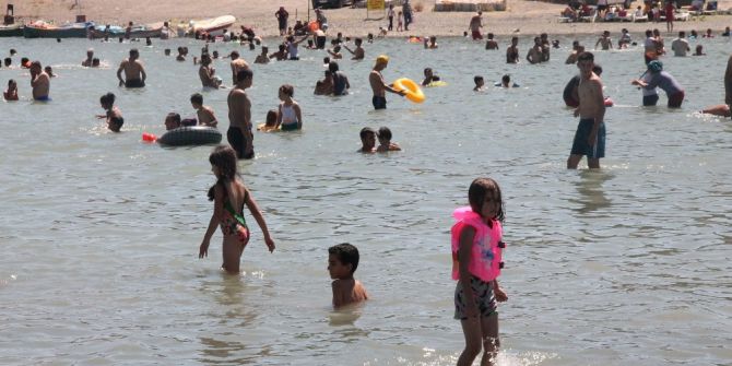 Sıcaklar, denizi olmayan kentte Hazar Gölü’nü doldurdu