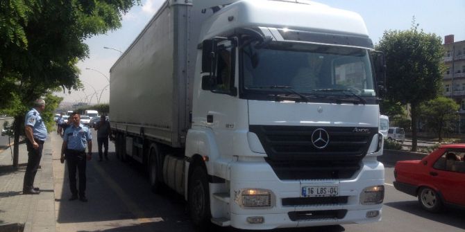 Karşıdan karşıya geçerken tırın altında kaldı