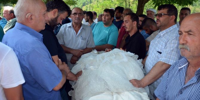 Kazada hayatını kaybeden 5 kişi son yolculuğuna uğurlandı