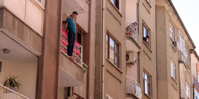 Evde yalnız kalan engelli çocuk yürekleri ağza getirdi