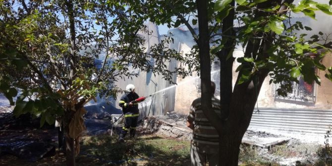 İki ilçede aynı anda çıkan yangın korkuttu