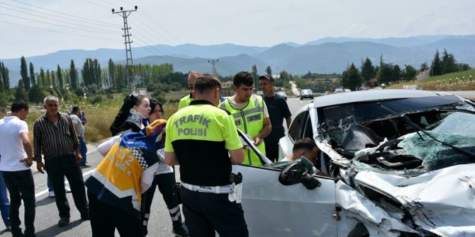 Kastamonu’da otomobil ile tır çarpıştı: 2 yaralı