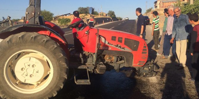 Traktör ile otomobil çarpıştı: 3 yaralı