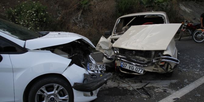 Otomobiller kafa kafaya çarpıştı: 12 yaralı