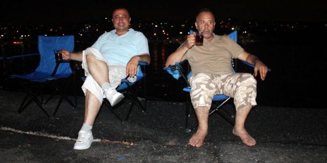 Sıcak havadan bunalan İstanbullular gece sahil kenarlarına akın etti