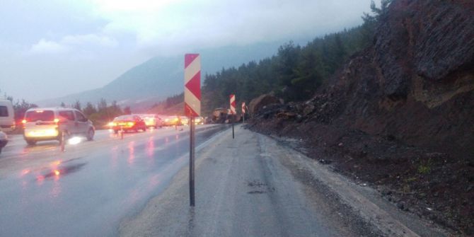 Denizli-Antalya yolunda heyelan yolun bir kısmını kapattı