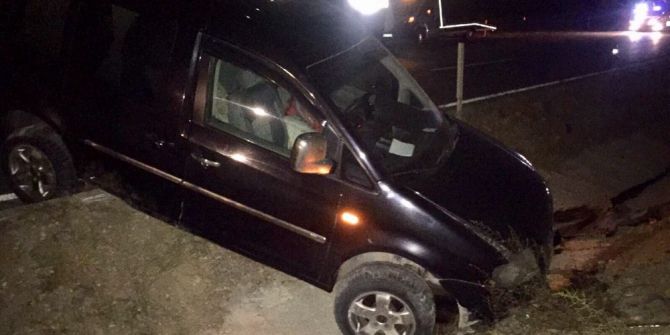 Otomobil orta refüjde devrildi : 5 yaralı