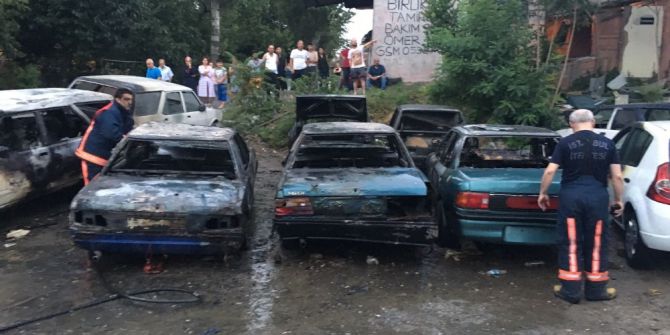 Güngören’de park halinde bulunan 6 otomobil alev alev yandı