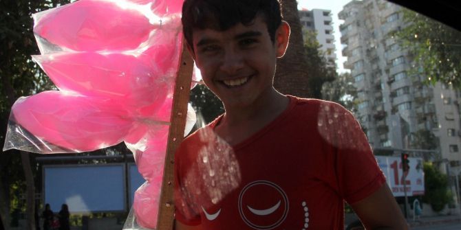 Suriyeli çocuklar ekmeklerini pamuk şekerden çıkartıyor