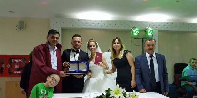 Başkan Yalçın, genç çiftin nikahını kıydı