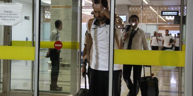 Konyalılar Atiker Konyaspor’u havaalanında karşıladı