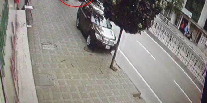 Ortalığı birbirine katan alkollü sürücüye dayak kamerada