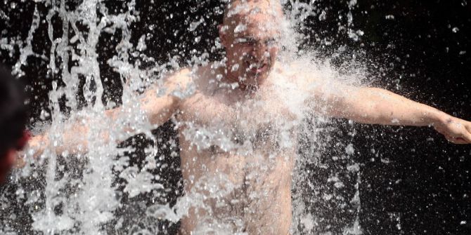 Havuz ve deniz yetmedi, şelaleye koştular