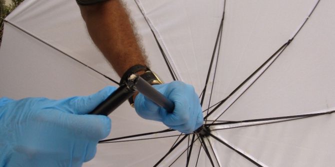 Şemsiyelerden çıkanlar herkesi şaşkına çevirdi