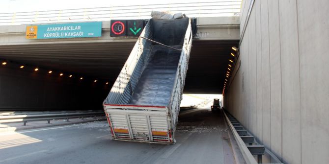 Sürücünün açık unuttuğu tır dorsesi üst geçide takılı kaldı