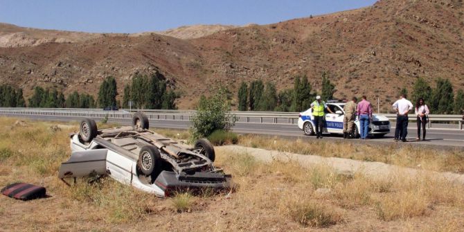 Hurdaya dönen araçtan sağ çıktılar