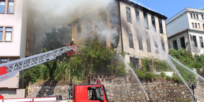 Ünye’de tarihi bina yandı