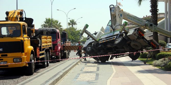 Samsun’da vinç devrildi: 2 yaralı