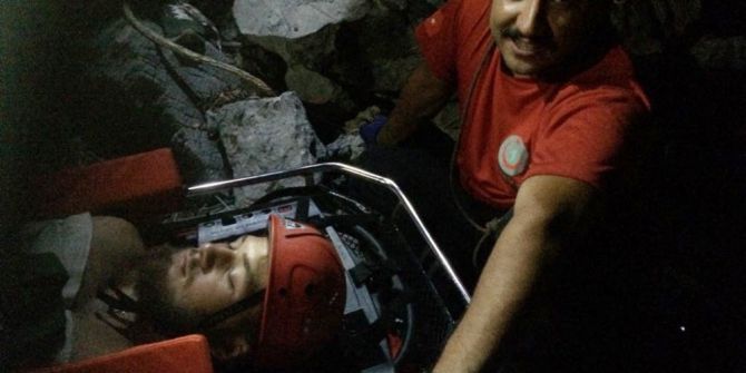 Kayalıklarda mahsur kalan İngiliz turist için nefes kesen kurtarma operasyonu