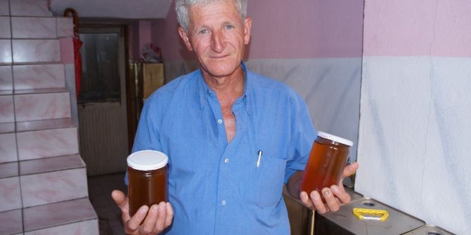 75 teneke kovandan 2 ton bal çıkardı