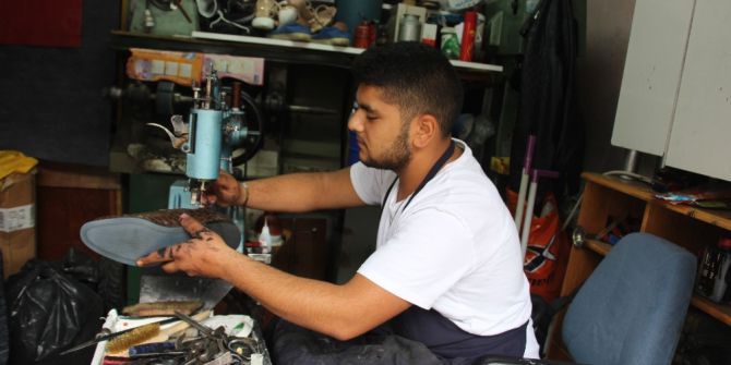 Yaz aylarında ayakkabı tamircileri zor günlerini geçiriyor