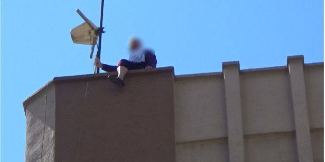 Yaşlı kadını vatandaşlar ikna etti