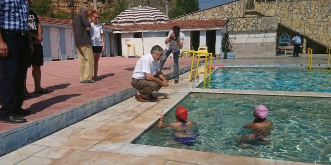 Şifalı doğal kaynak suyunda yüzme kursu