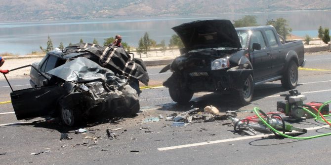 Elazığ’da feci kaza: 1’i bebek 3 ölü