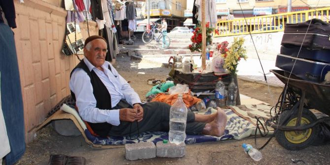 İkinci el giysiler satarak geçimini sağlıyor