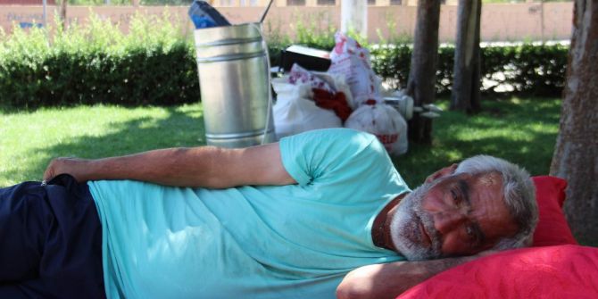 Evi yıkıldı, ailesi terk etti şimdi parkta yaşıyor