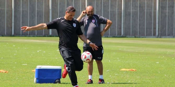 Alpay Özalan ilk maça dikkat çekti, taraftara mesaj verdi