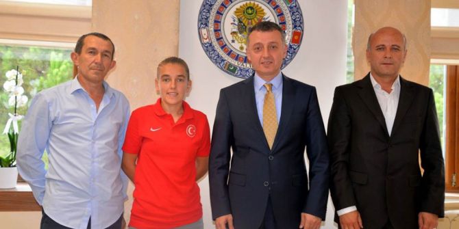 Vali Büyükakın başarılı sporcuyu makamında kabul etti