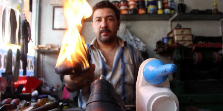 Ayakkabıları Yakarak Boyuyor