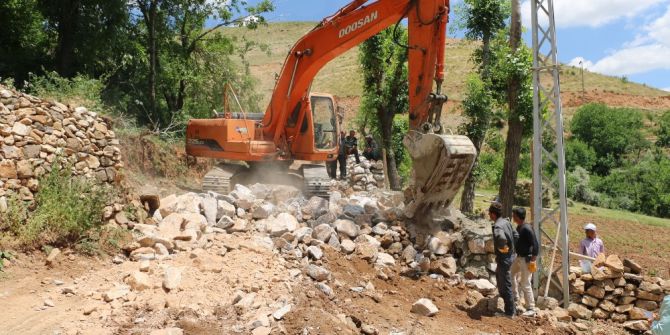 Bitlis Belediyesinden yol genişletme çalışmaları