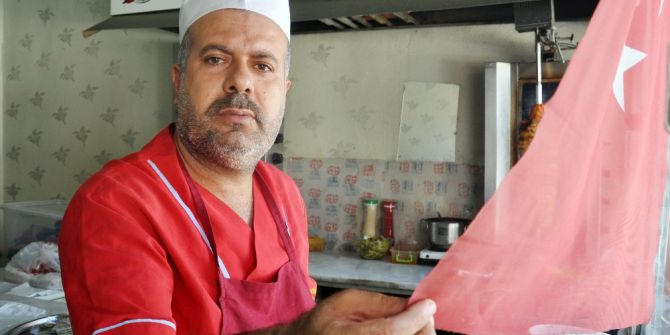 Esnaftan bayrağa müdahaleye tokatlı cevap