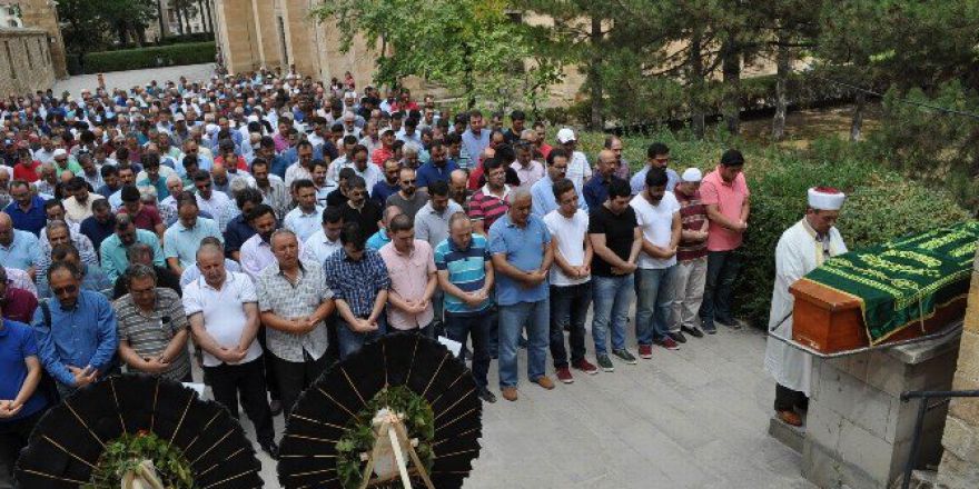 Gazeteci Sertbakan Son Yolcuğuna Uğurlandı