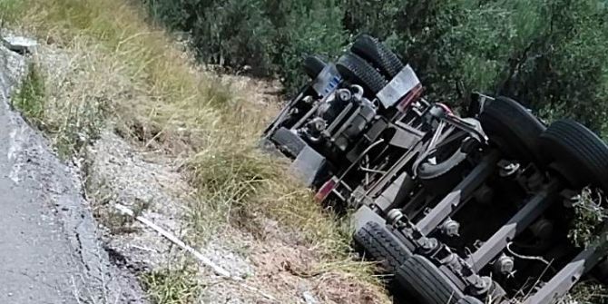 Çekici tarlaya uçtu